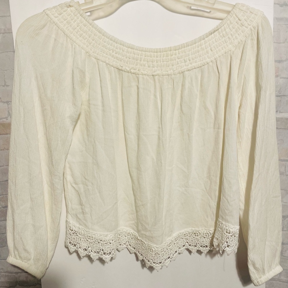 Cape Ruby Medium Crop top. White. Elasticized collar/sleeves. Lace hem. Hot day.